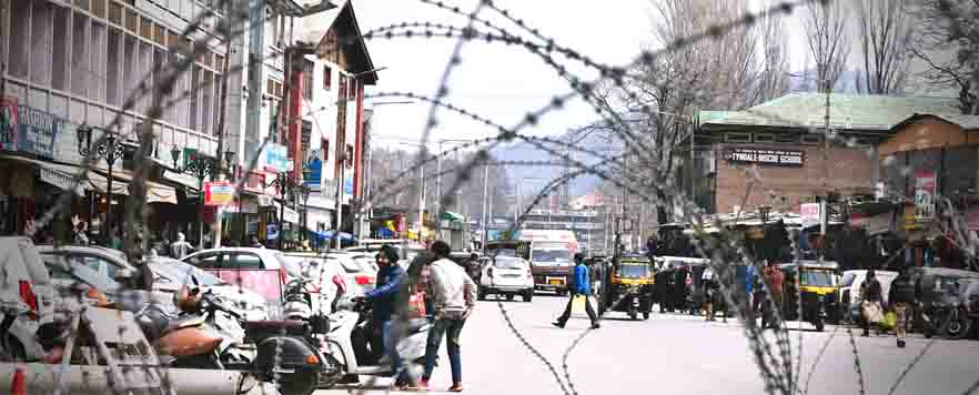 इंटरनेट, मोबाइल, फोन, अख़बार की पहुंच से बाहर कश्मीर में बीते दो दिनों के हाल पर पहली ग्राउंड रिपोर्ट.