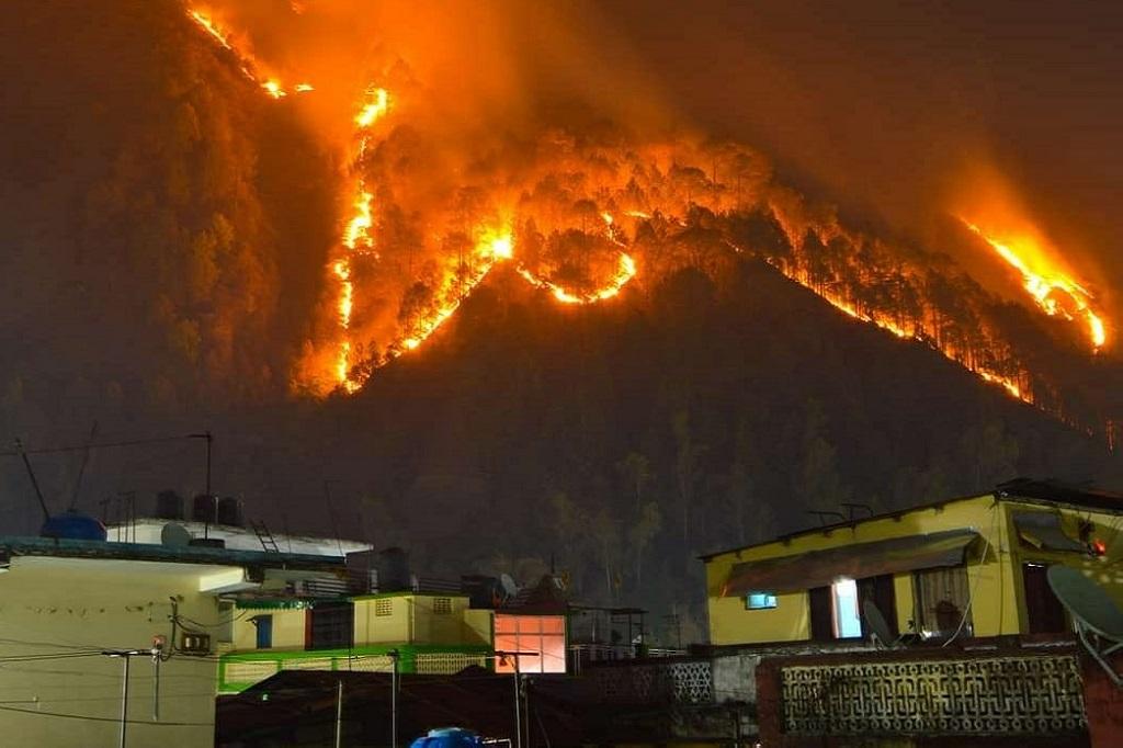 अप्रैल में उत्तराखंड के जंगलों में आग लगने की घटनाओं में तीन गुणा वृद्धि