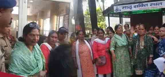 महिला आंदोलन के दबाव में उत्तराखंड सरकार ने घरों में बार खोलने की योजना वापस ली