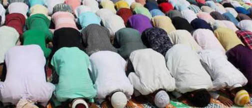 सड़कों पर नमाज़ क्यों होती है।