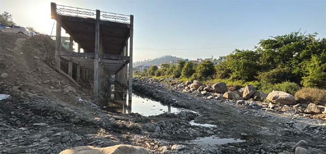 गरुड़ गंगा में बन रही बहुमाजिला पार्किंग निर्माण पर उत्तराखंड हाईकोर्ट की रोक