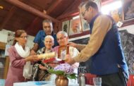 राधा बहिन को पद्मश्री  : स्वास्थ्य कारणों से दिल्ली न जा पाने के कारण डी एम ने कर्मस्थली लक्ष्मी आश्रम में जाकर दिया सम्मान