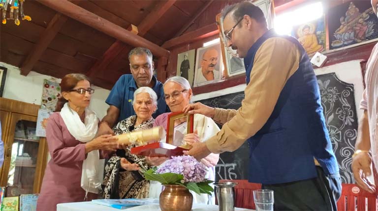राधा बहिन को पद्मश्री  : स्वास्थ्य कारणों से दिल्ली न जा पाने के कारण डी एम ने कर्मस्थली लक्ष्मी आश्रम में जाकर दिया सम्मान