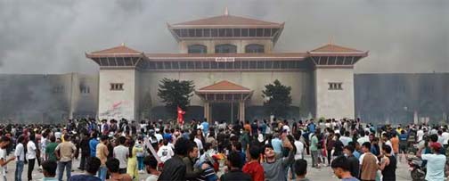 नेपाल का घटनाक्रम : शानदार पहल के बाद अनिश्चित भविष्य