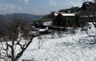 पहाड़ों पर बर्फ गिर गई है