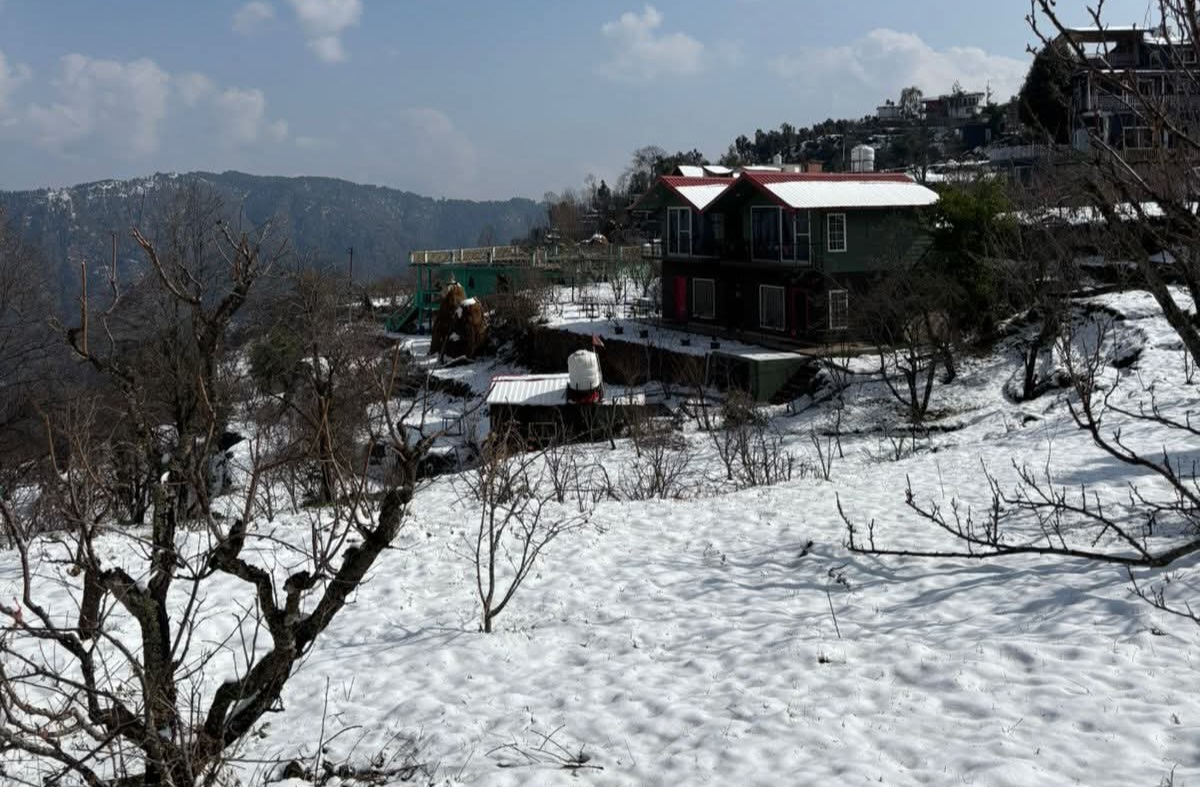 पहाड़ों पर बर्फ गिर गई है