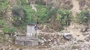 2013 आपदा में बहा पुल अब तक नहीं बना, ट्रॉली की सहारे 'मौत' का सफर
