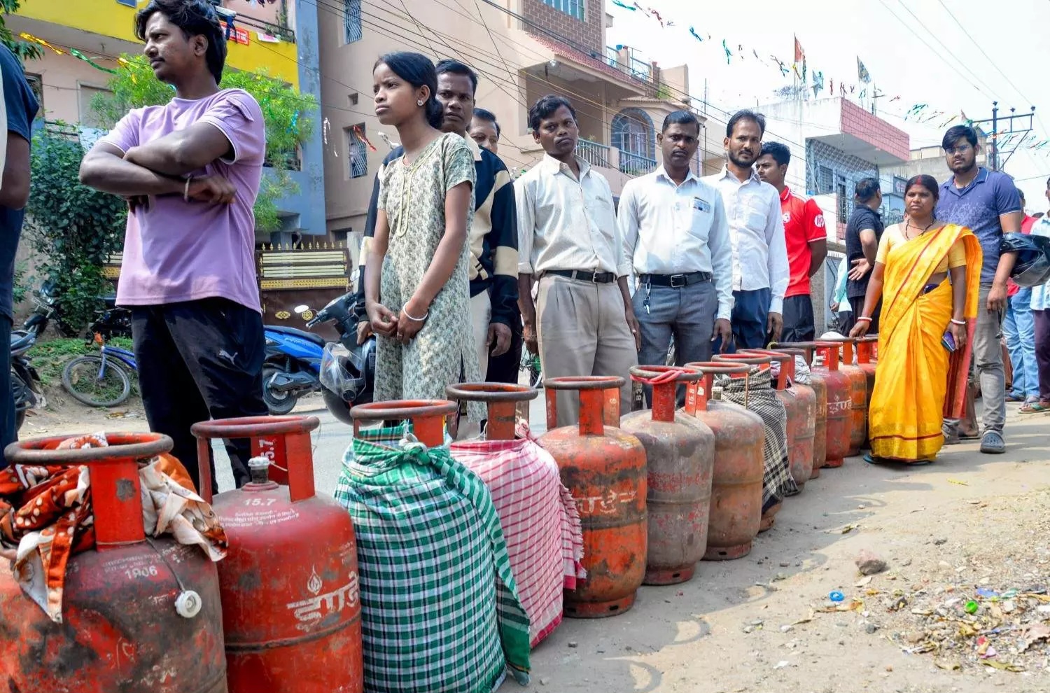 इस कठिन दौर में सरकार को जनता में विश्वास जगाना होगा